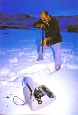 Hunter S Thompson lấy súng ra bắn cái máy đánh chữ vì hôm ấy ổng viết dở vãi cả bòi