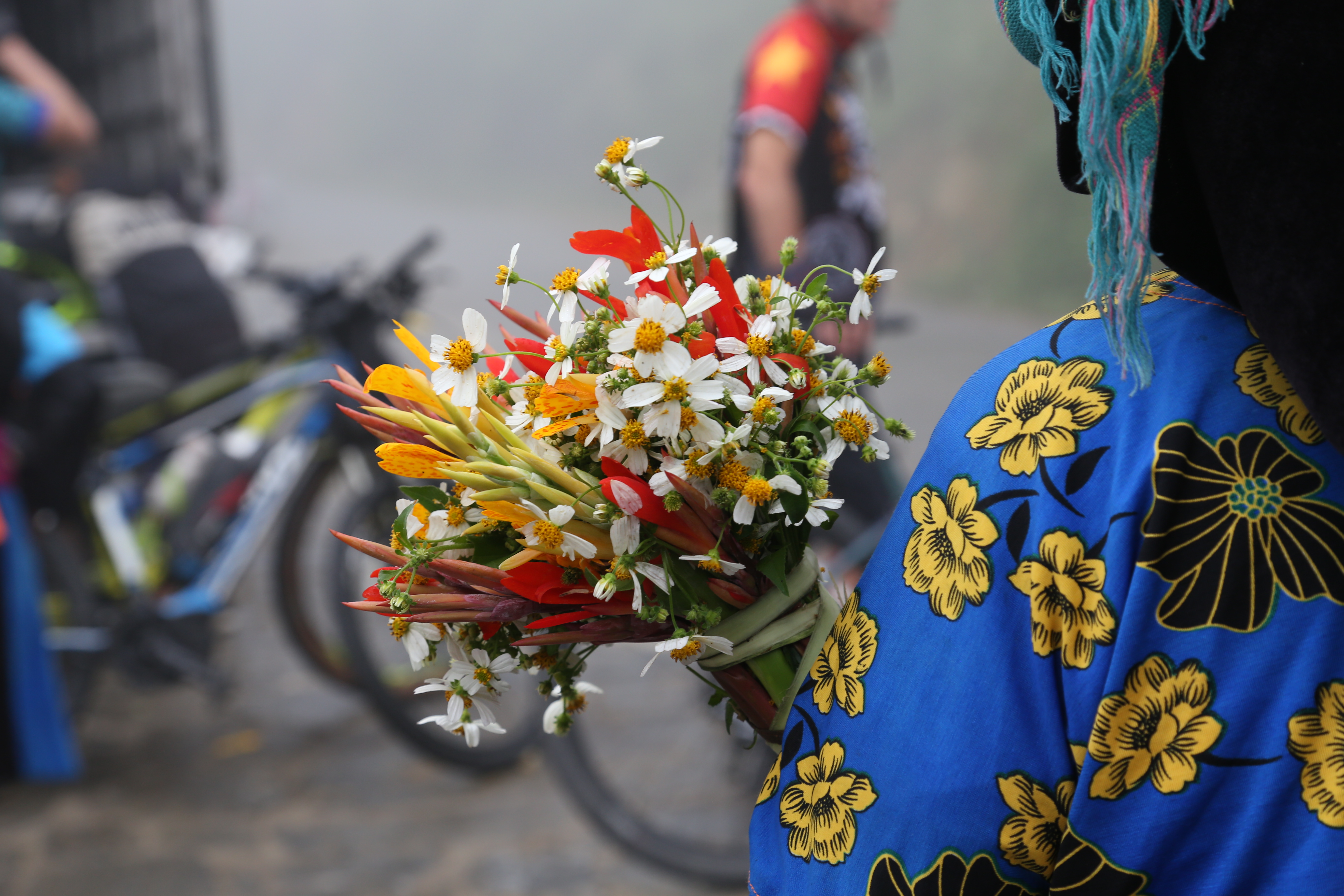Liễu đậu nhành mai, mai oằn liễu té, Anh có vợ rồi, kêu em vô làm bé sao nên?