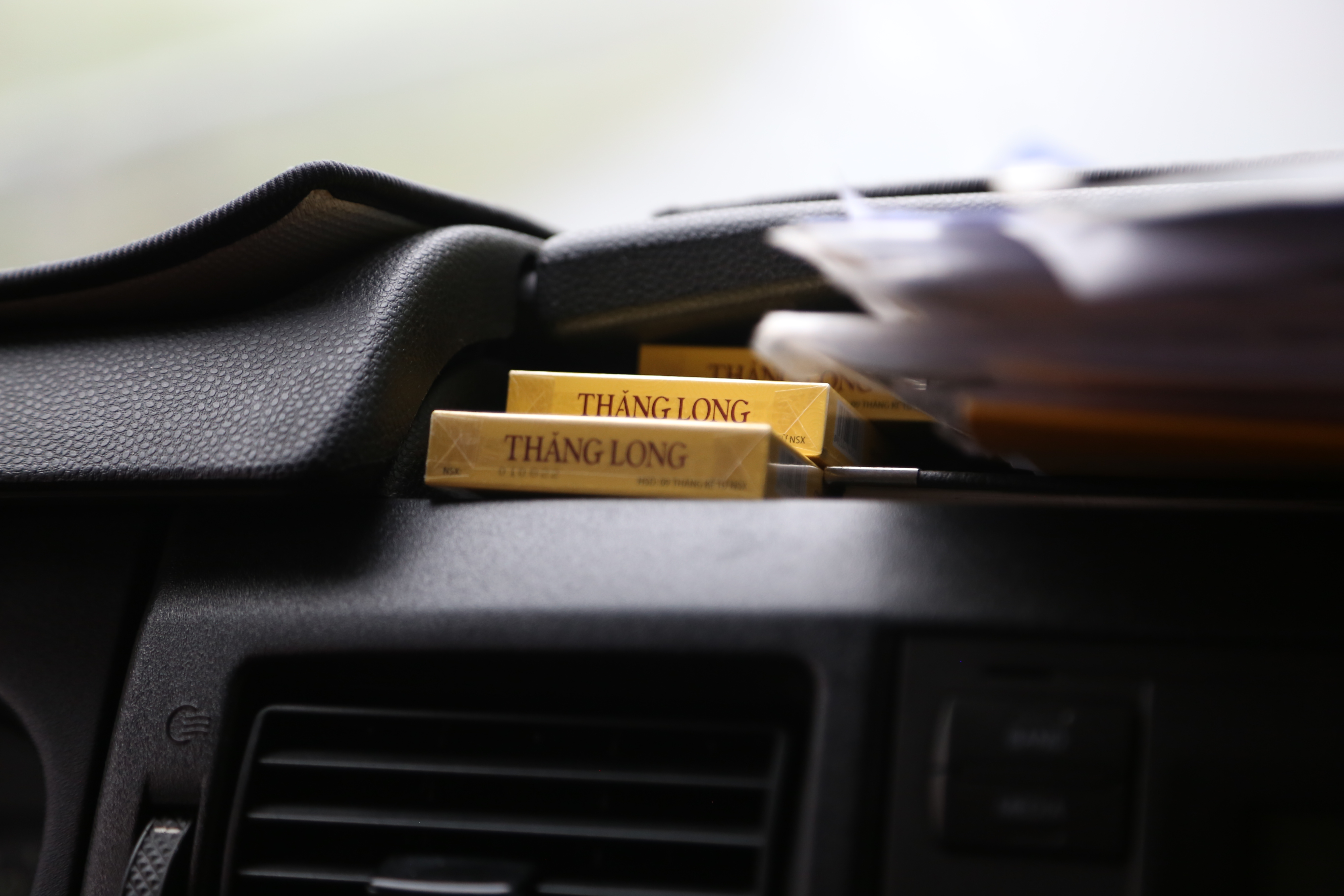 Mình và anh tài xế cứ đốt tầm nửa gói một ngày để giữ tỉnh táo trong suốt chuyến đi.