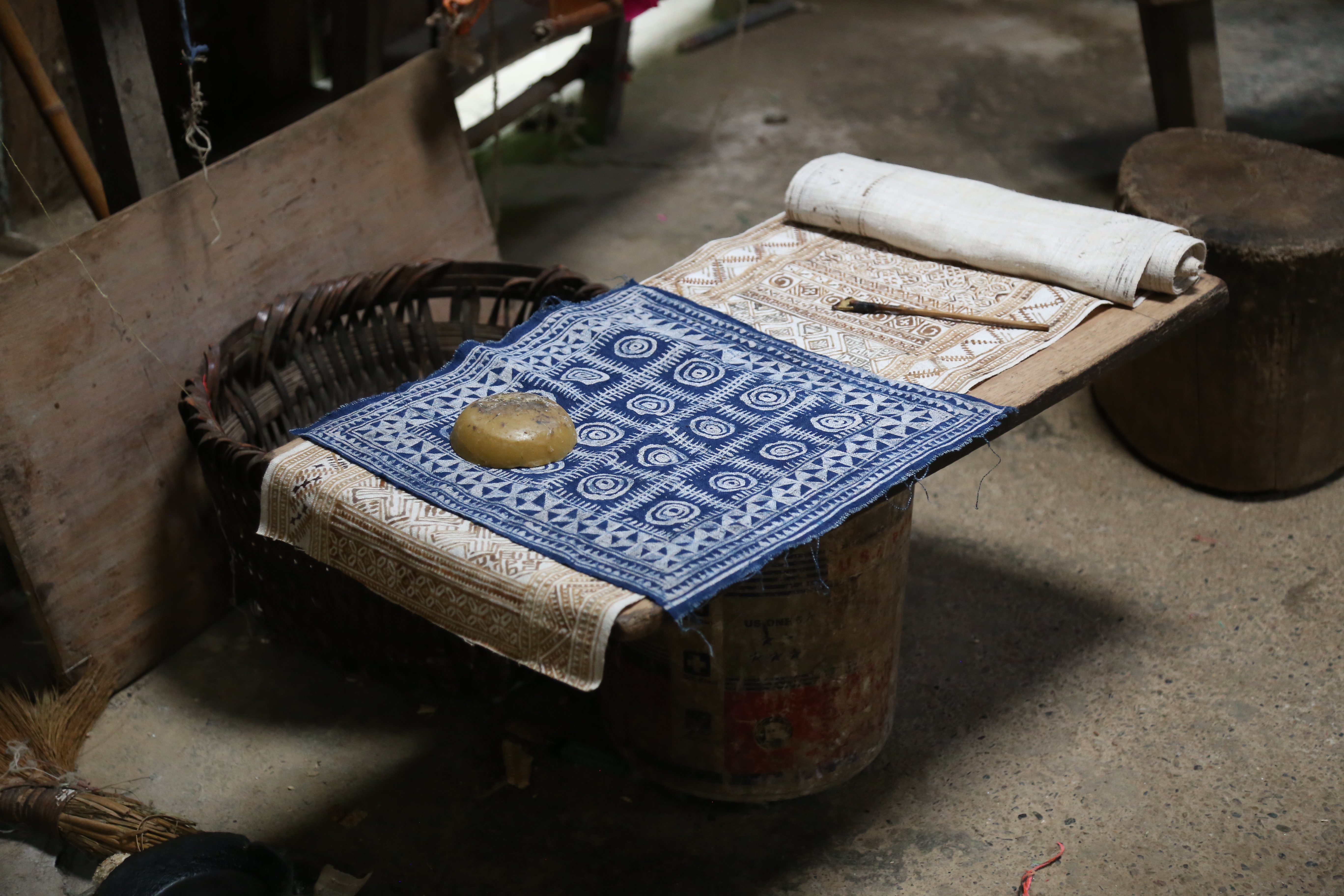 Hoa văn truyền thống trên vật liệu truyền thống.