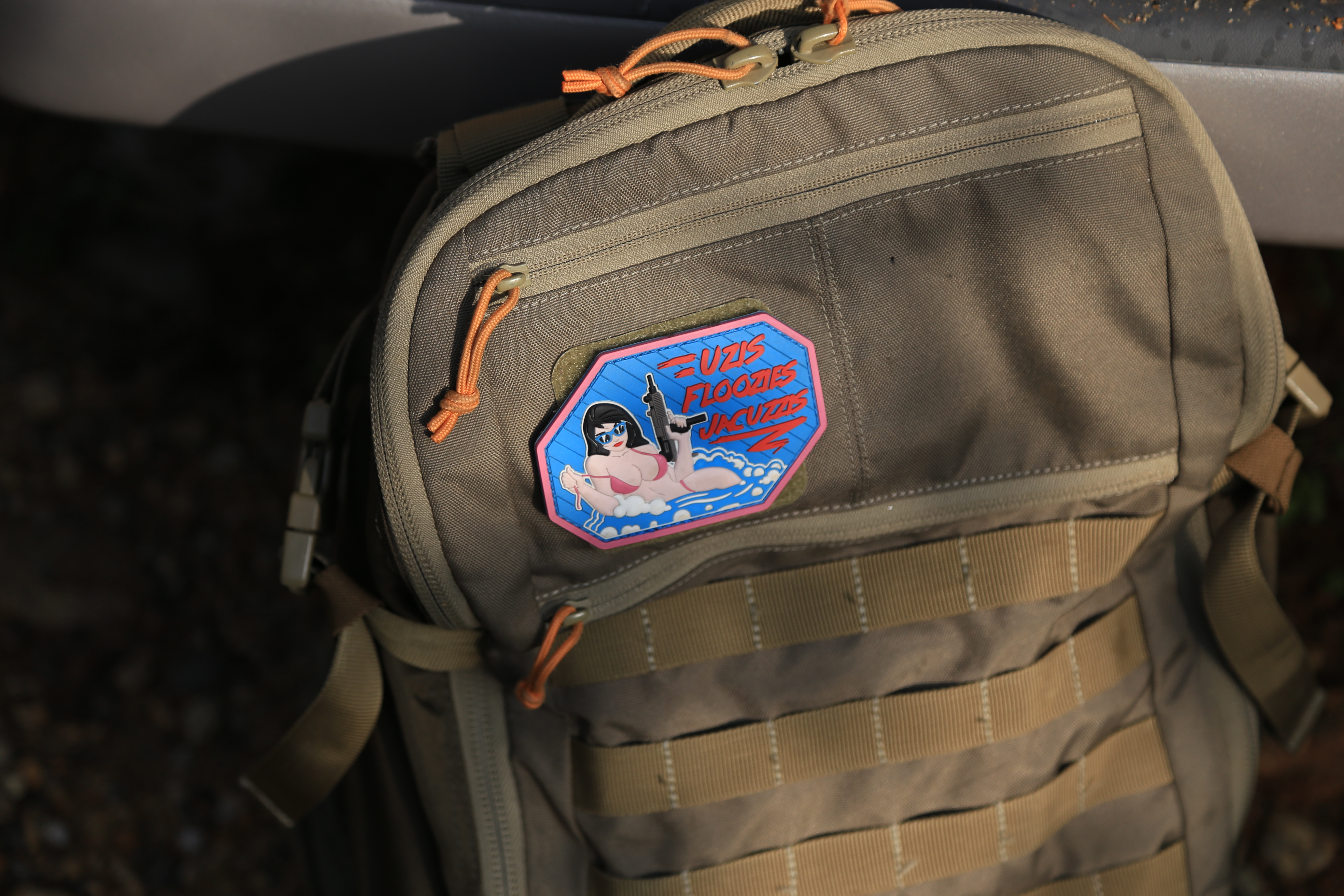 Uzis Floozies Jacuzzis - chiếc balo Nam - Bắc của mình.